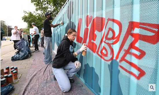 botschaft-liebe-das-graffiti-projekt-fuer-jugendliche-am-herzogpark-foto-stephan-rumpf
